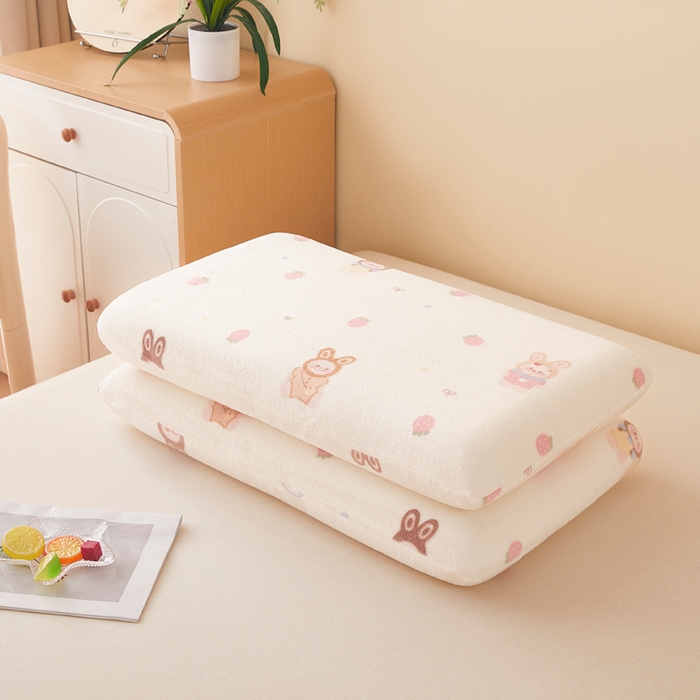 91家纺网 家纺一手货源 找家纺 翎盈家纺 2025新款牛奶绒深睡枕专用枕套面包记忆枕枕头套 草莓萌宝