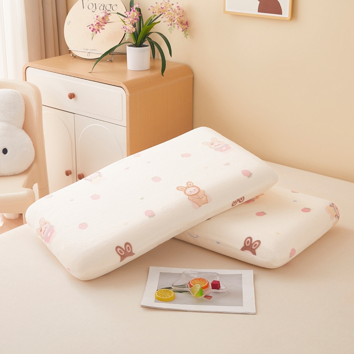 91家纺网 家纺一手货源 找家纺 翎盈家纺 2025新款牛奶绒深睡枕专用枕套面包记忆枕枕头套 草莓萌宝