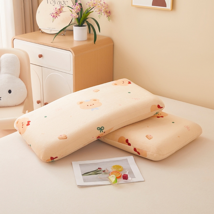 91家纺网 家纺一手货源 找家纺 翎盈家纺 2025新款牛奶绒深睡枕专用枕套面包记忆枕枕头套 黄油小熊