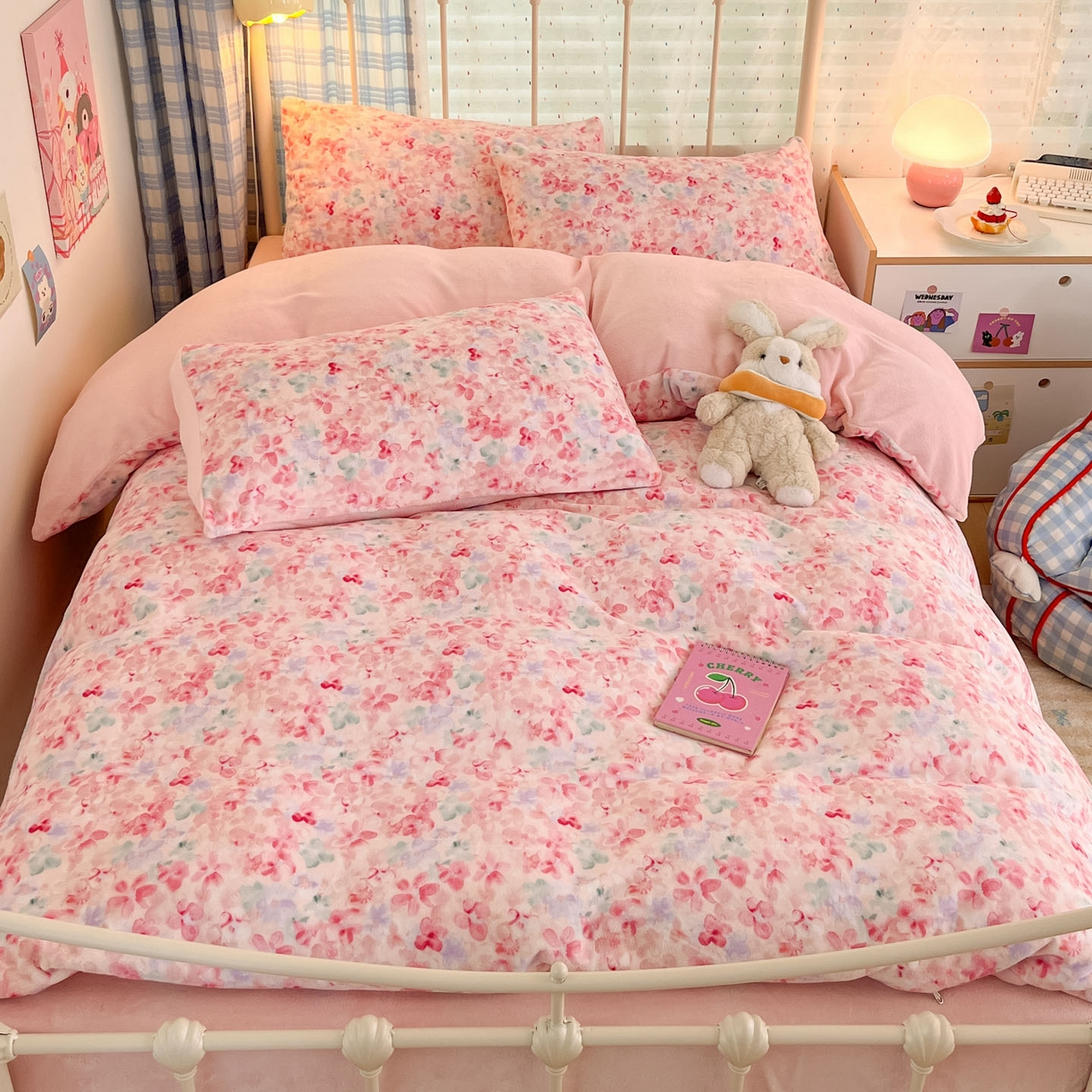 91家纺网 家纺一手货源 找家纺 梦洋家纺 2025新款软fufu加厚保暖可爱系牛奶绒宿舍床套件系列 玫瑰粉黛