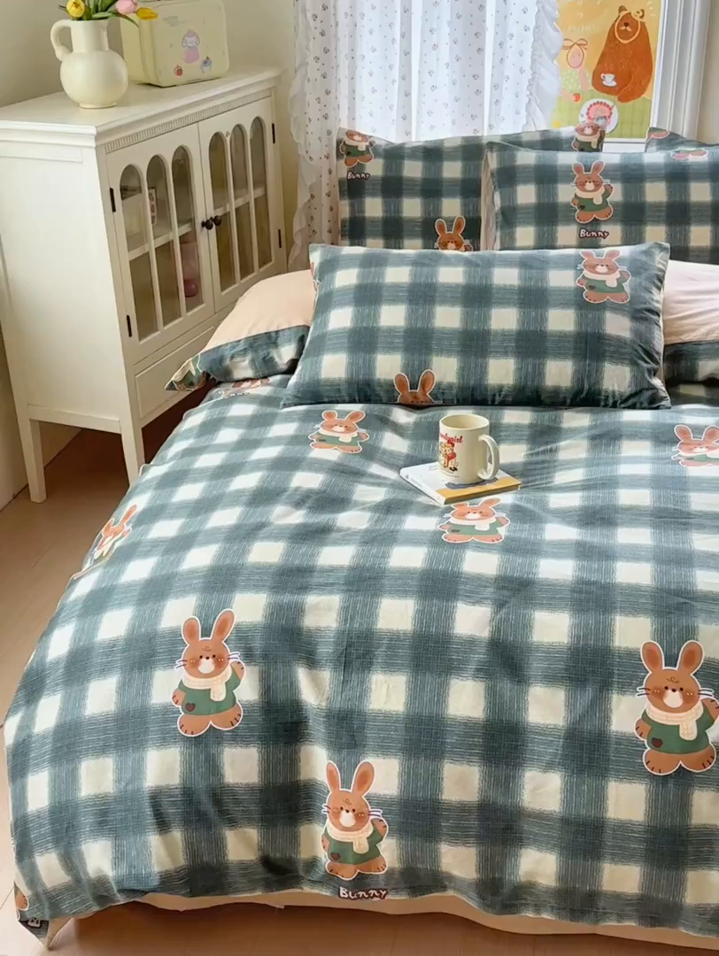 91家纺网 家纺一手货源 找家纺 清雅福 2026春夏新品全棉13070萌趣系列四件套 俏皮兔-绿格