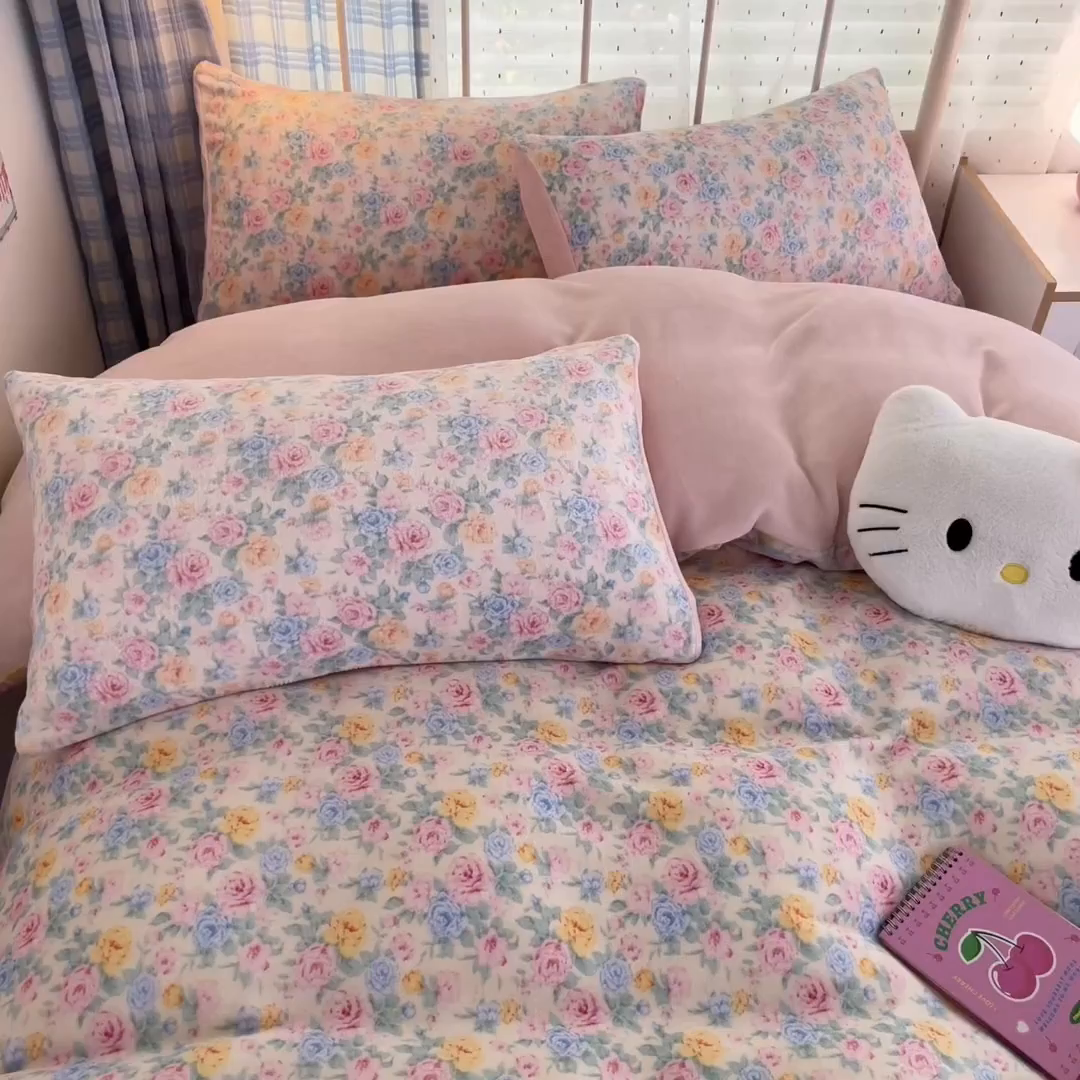 91家纺网 家纺一手货源 找家纺 梦洋家纺 2025新款软fufu加厚保暖可爱系牛奶绒宿舍床套件系列 蔷薇语