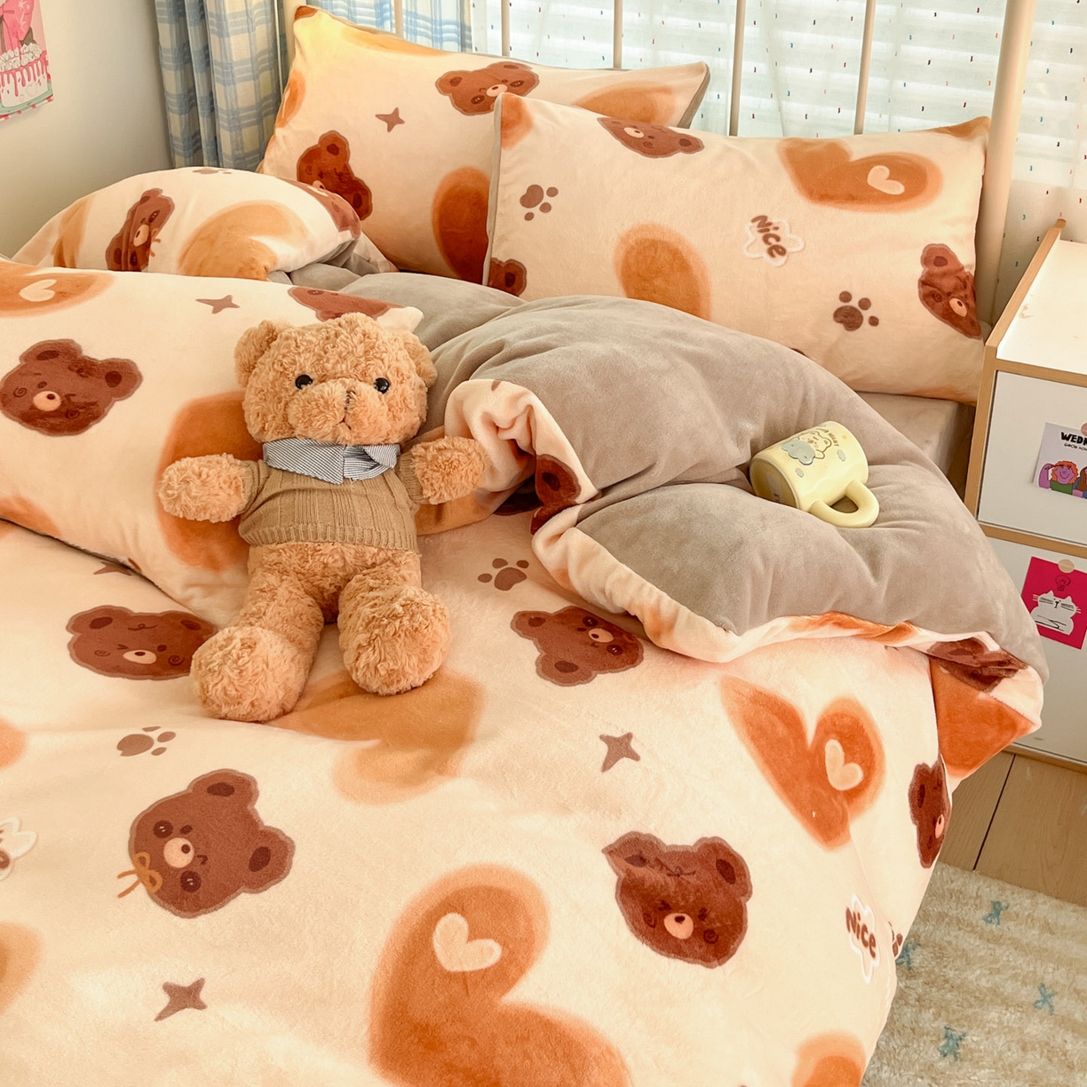 91家纺网 家纺一手货源 找家纺 梦洋家纺 2025新款软fufu加厚保暖可爱系牛奶绒宿舍床套件系列 巧克力熊