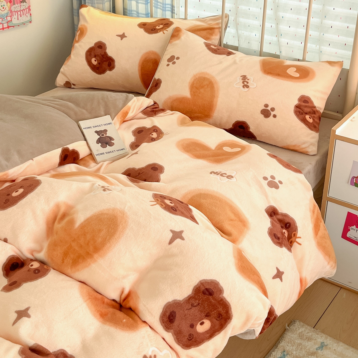 91家纺网 家纺一手货源 找家纺 梦洋家纺 2025新款软fufu加厚保暖可爱系牛奶绒宿舍床套件系列 巧克力熊