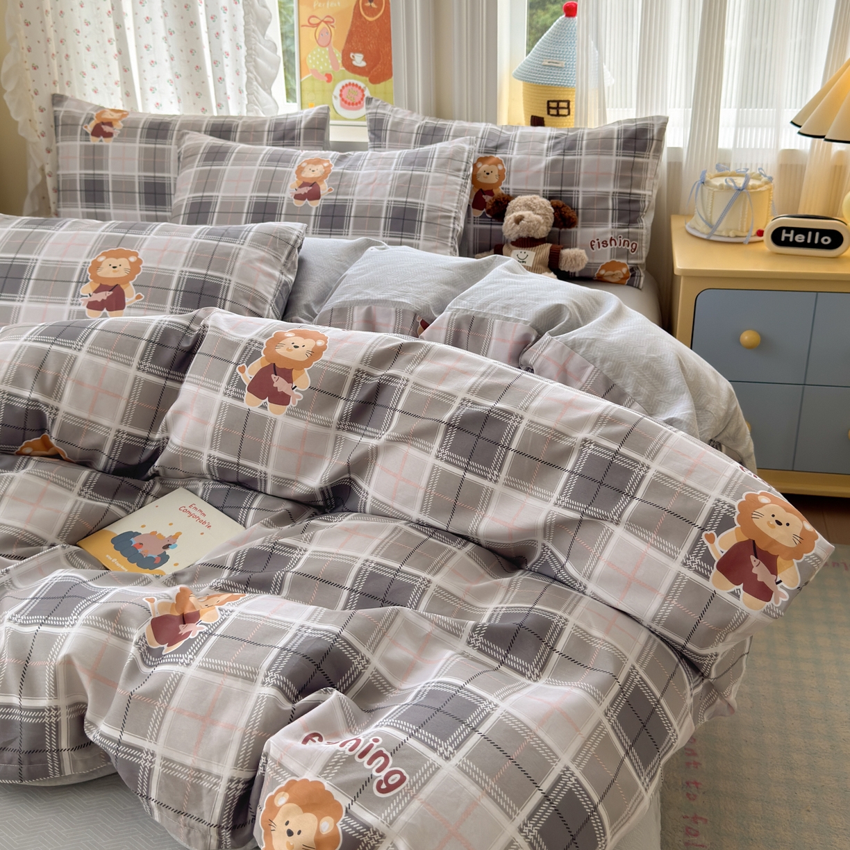 91家纺网 家纺一手货源 找家纺 清雅福 2026春夏新品全棉13070萌趣系列四件套 森林日记-灰格