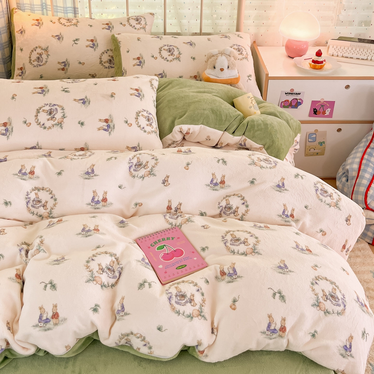 91家纺网 家纺一手货源 找家纺 梦洋家纺 2025新款软fufu加厚保暖可爱系牛奶绒宿舍床套件系列 小兔幻境