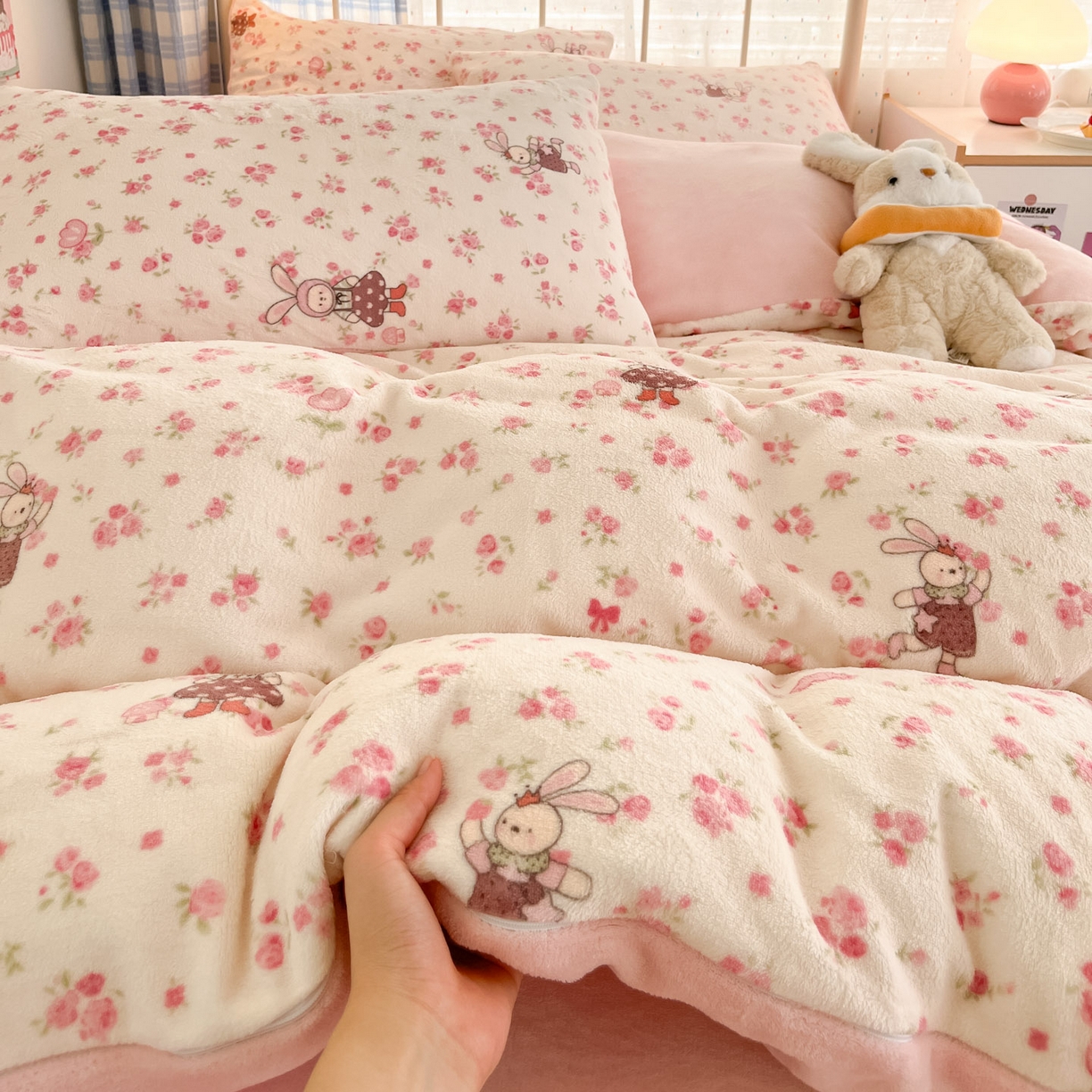 91家纺网 家纺一手货源 找家纺 梦洋家纺 2025新款软fufu加厚保暖可爱系牛奶绒宿舍床套件系列 小兔舞