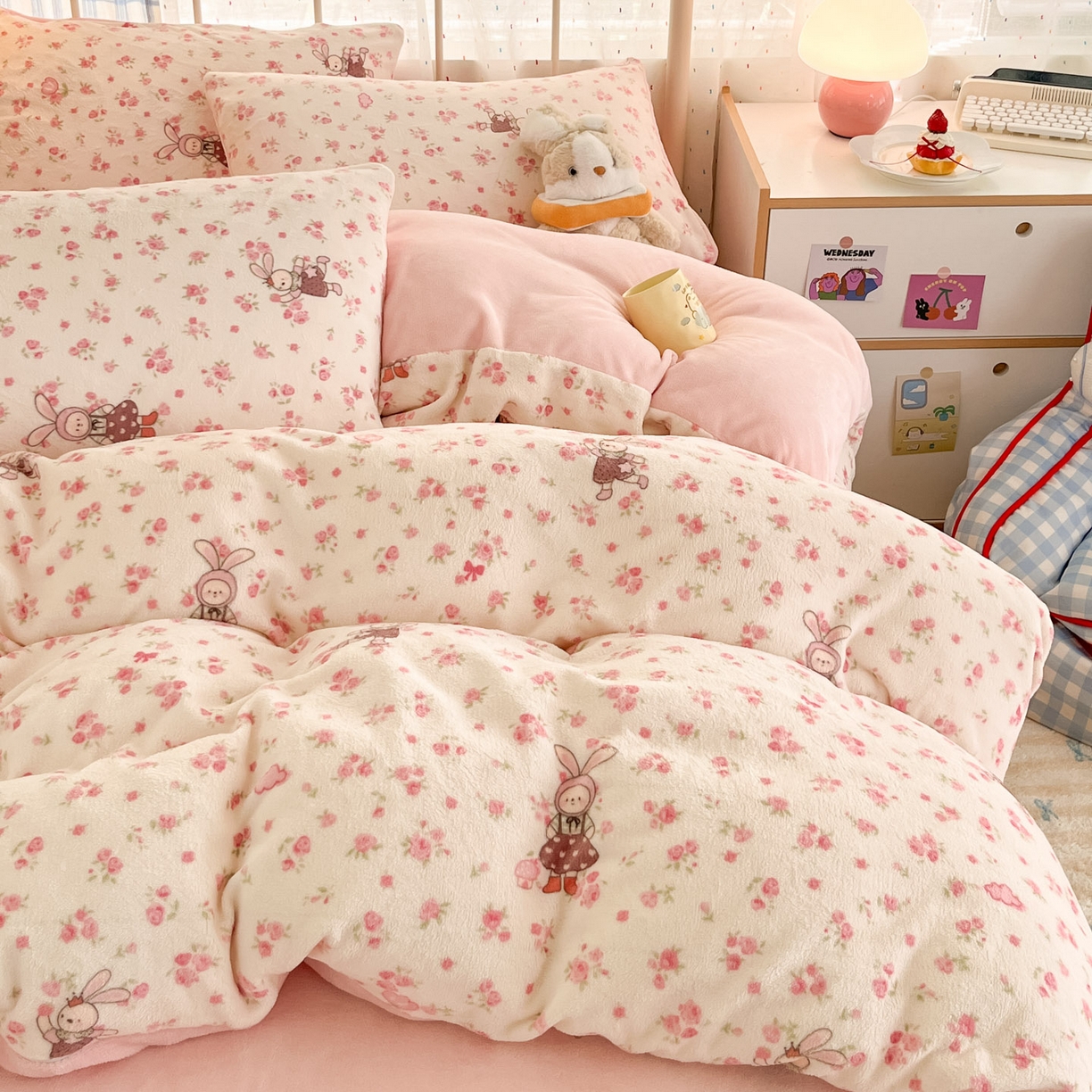 91家纺网 家纺一手货源 找家纺 梦洋家纺 2025新款软fufu加厚保暖可爱系牛奶绒宿舍床套件系列 小兔舞