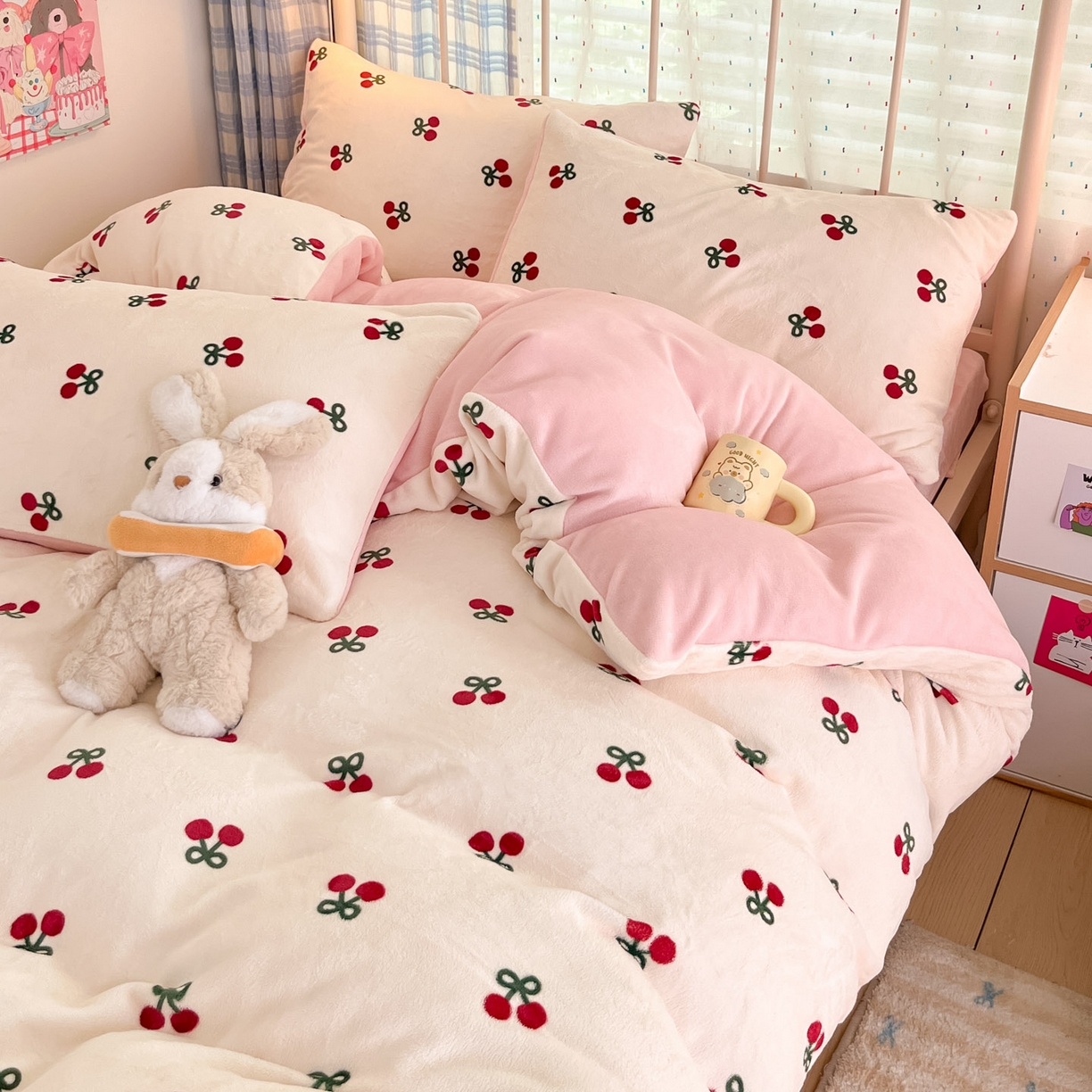 91家纺网 家纺一手货源 找家纺 梦洋家纺 2025新款软fufu加厚保暖可爱系牛奶绒宿舍床套件系列 一口樱桃