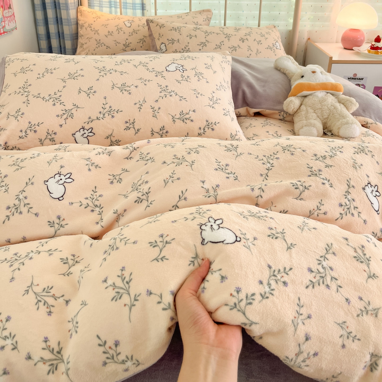 91家纺网 家纺一手货源 找家纺 梦洋家纺 2025新款软fufu加厚保暖可爱系牛奶绒宿舍床套件系列 枝枝兔