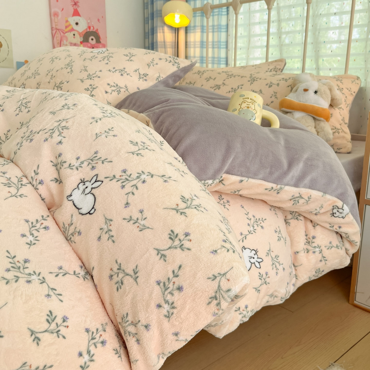 91家纺网 家纺一手货源 找家纺 梦洋家纺 2025新款软fufu加厚保暖可爱系牛奶绒宿舍床套件系列 枝枝兔