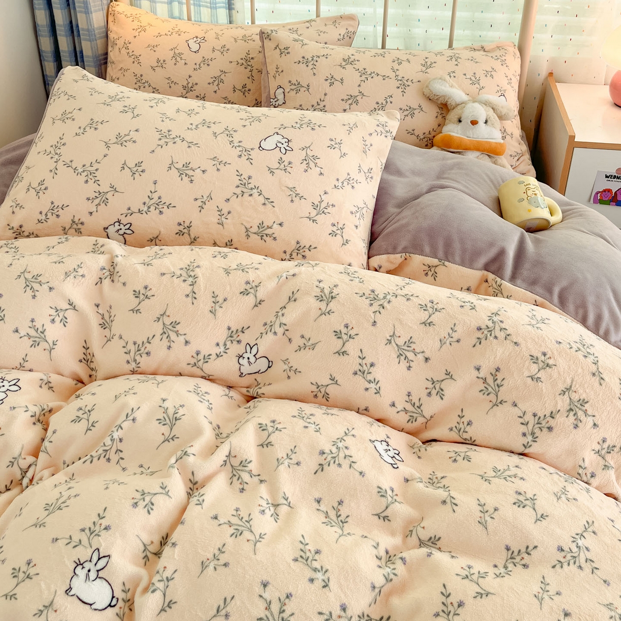 91家纺网 家纺一手货源 找家纺 梦洋家纺 2025新款软fufu加厚保暖可爱系牛奶绒宿舍床套件系列 枝枝兔