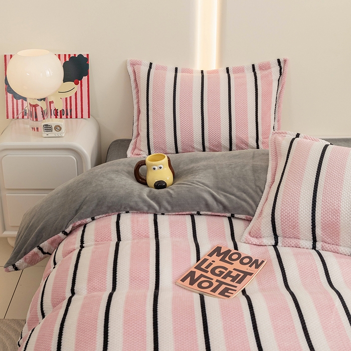 91家纺网 家纺一手货源 找家纺 倾慕家纺 2026新款立体菠萝格印花保暖单被套 挪威粉