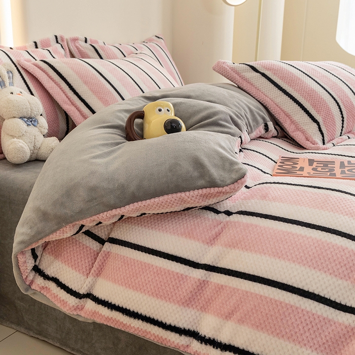 91家纺网 家纺一手货源 找家纺 倾慕家纺 2026新款立体菠萝格印花保暖单被套 挪威粉