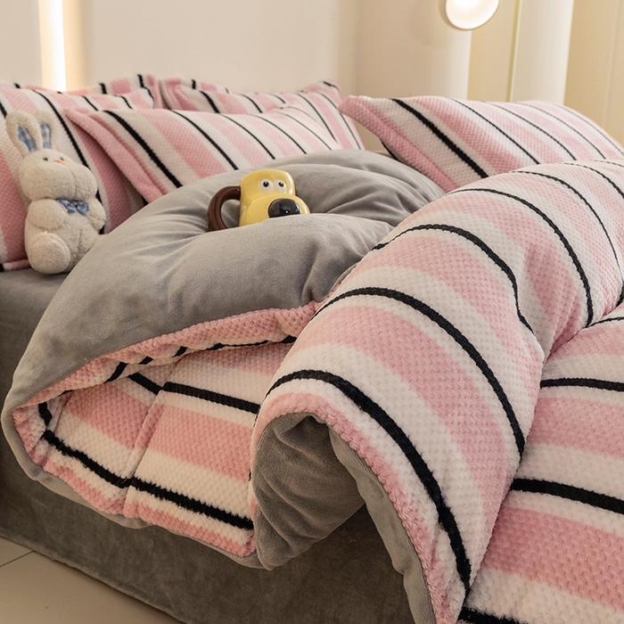 91家纺网 家纺一手货源 找家纺 倾慕家纺 2026新款立体菠萝格印花保暖单被套 挪威粉