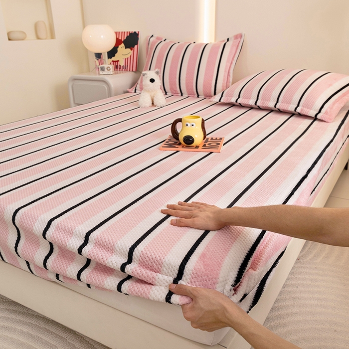 91家纺网 家纺一手货源 找家纺 倾慕家纺 2026新款立体菠萝格印花保暖床笠 挪威粉