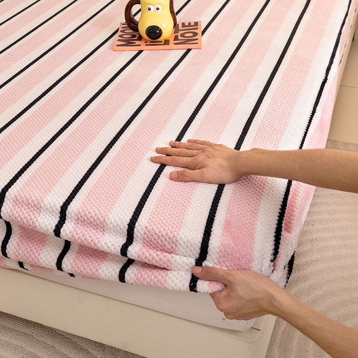 91家纺网 家纺一手货源 找家纺 倾慕家纺 2026新款立体菠萝格印花保暖床笠 挪威粉