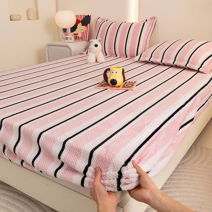 91家纺网 家纺一手货源 找家纺 倾慕家纺 2026新款立体菠萝格印花保暖床笠 挪威粉