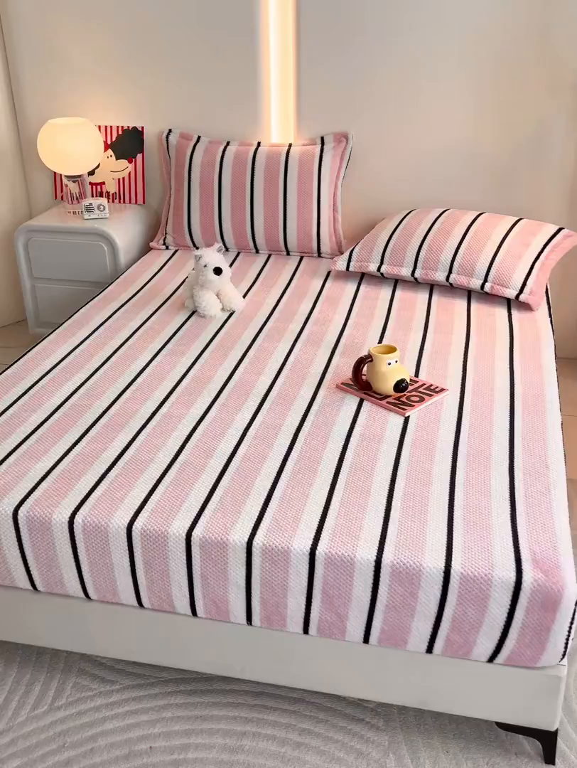 91家纺网 家纺一手货源 找家纺 倾慕家纺 2026新款立体菠萝格印花保暖床笠 挪威粉