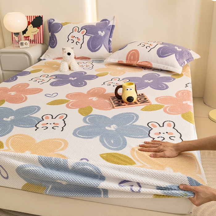 91家纺网 家纺一手货源 找家纺 倾慕家纺 2026新款立体菠萝格印花保暖床笠 七彩小兔