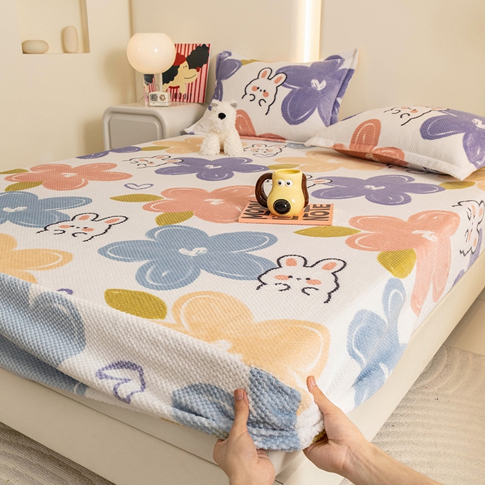 91家纺网 家纺一手货源 找家纺 倾慕家纺 2026新款立体菠萝格印花保暖床笠 七彩小兔