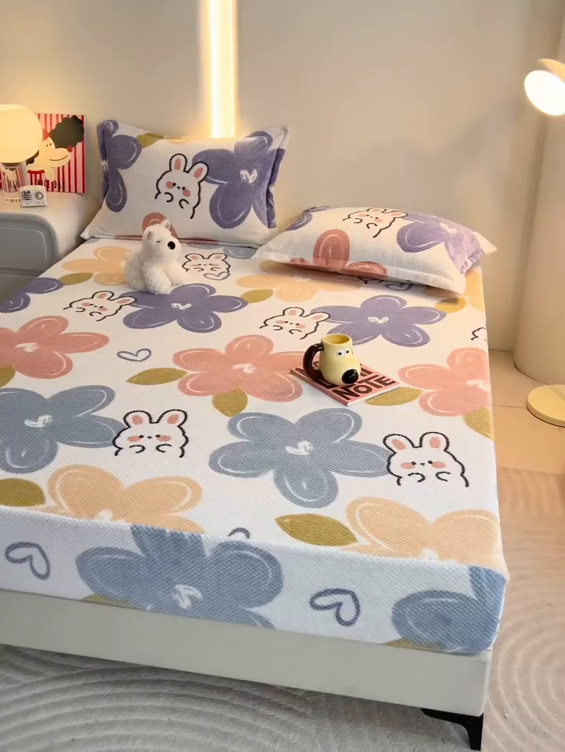 91家纺网 家纺一手货源 找家纺 倾慕家纺 2026新款立体菠萝格印花保暖床笠 七彩小兔