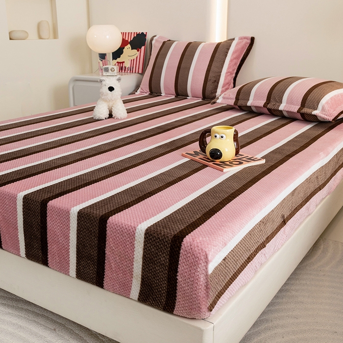 91家纺网 家纺一手货源 找家纺 倾慕家纺 2026新款立体菠萝格印花保暖床笠 自由粉