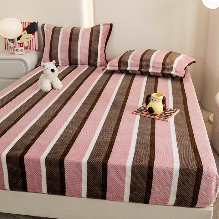 91家纺网 家纺一手货源 找家纺 倾慕家纺 2026新款立体菠萝格印花保暖床笠 自由粉