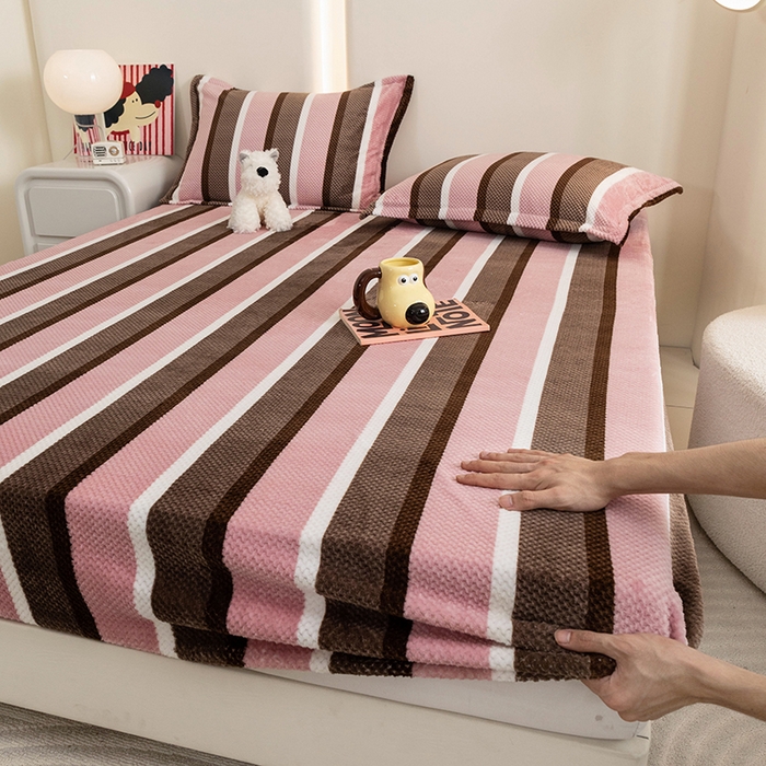 91家纺网 家纺一手货源 找家纺 倾慕家纺 2026新款立体菠萝格印花保暖床笠 自由粉