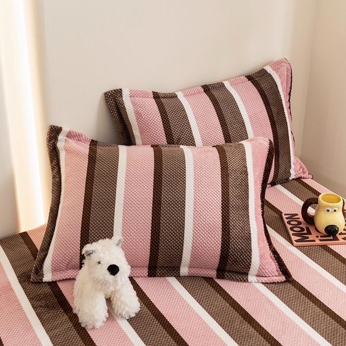 91家纺网 家纺一手货源 找家纺 倾慕家纺 2026新款立体菠萝格印花保暖床笠 自由粉