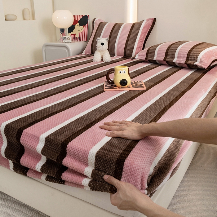 91家纺网 家纺一手货源 找家纺 倾慕家纺 2026新款立体菠萝格印花保暖床笠 自由粉