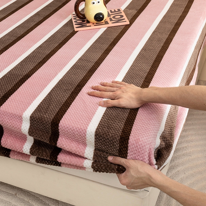 91家纺网 家纺一手货源 找家纺 倾慕家纺 2026新款立体菠萝格印花保暖床笠 自由粉