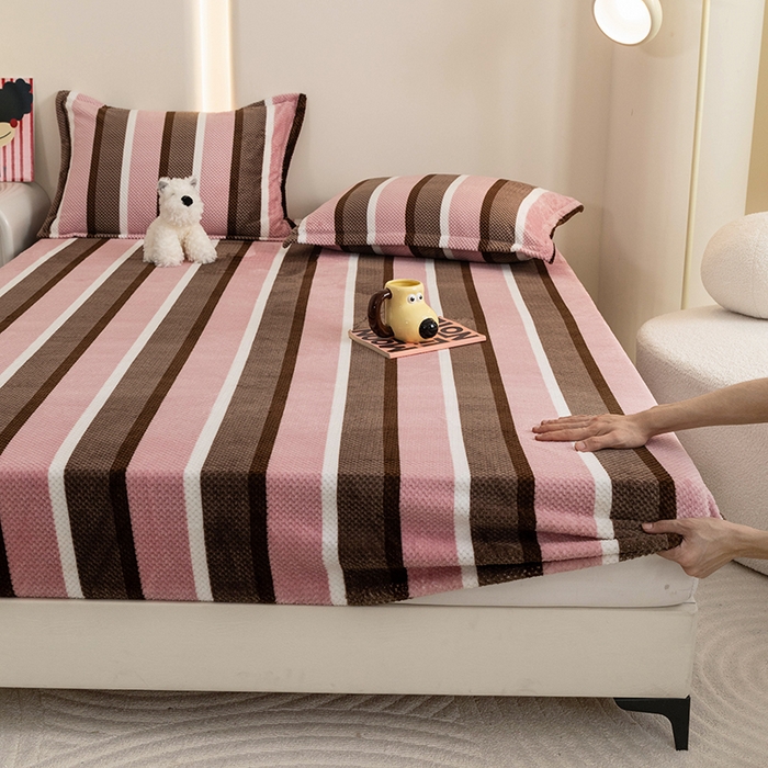 91家纺网 家纺一手货源 找家纺 倾慕家纺 2026新款立体菠萝格印花保暖床笠 自由粉