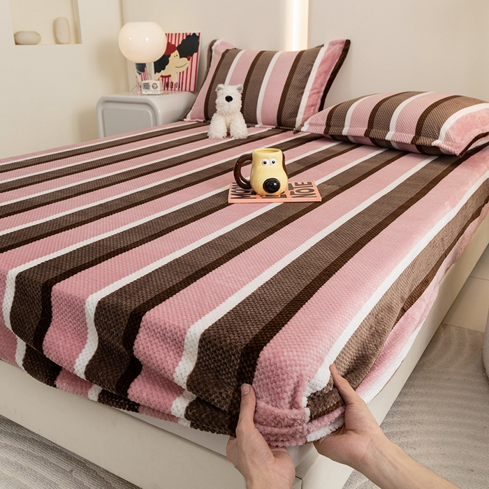 91家纺网 家纺一手货源 找家纺 倾慕家纺 2026新款立体菠萝格印花保暖床笠 自由粉