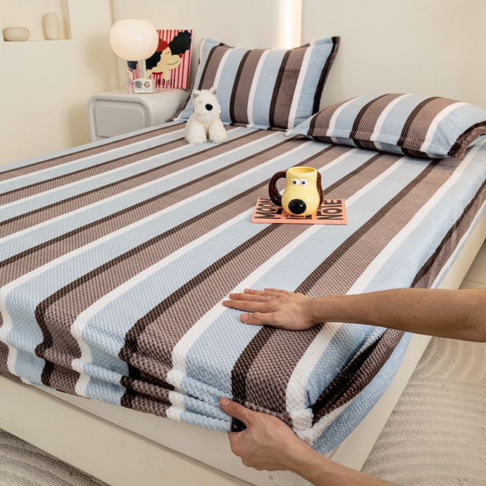 91家纺网 家纺一手货源 找家纺 倾慕家纺 2026新款立体菠萝格印花保暖床笠 自由蓝