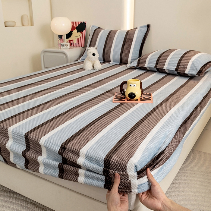 91家纺网 家纺一手货源 找家纺 倾慕家纺 2026新款立体菠萝格印花保暖床笠 自由蓝