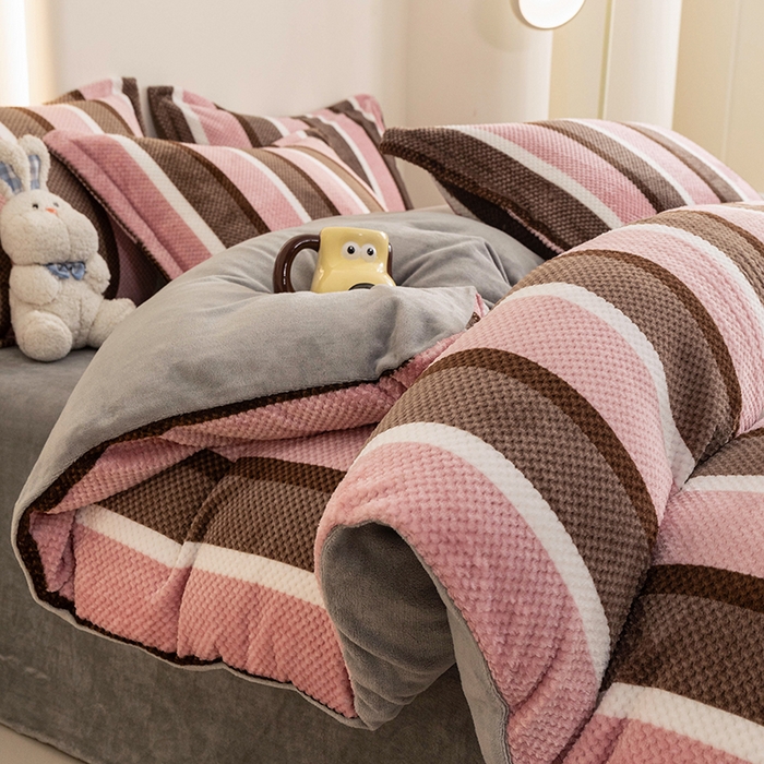 91家纺网 家纺一手货源 找家纺 倾慕家纺 2026新款立体菠萝格印花保暖单被套 自由粉