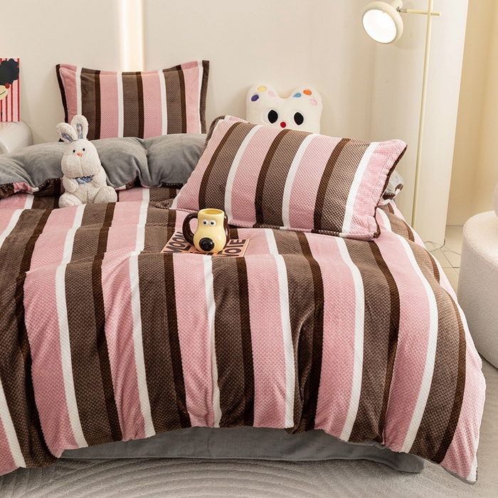 91家纺网 家纺一手货源 找家纺 倾慕家纺 2026新款立体菠萝格印花保暖单被套 自由粉