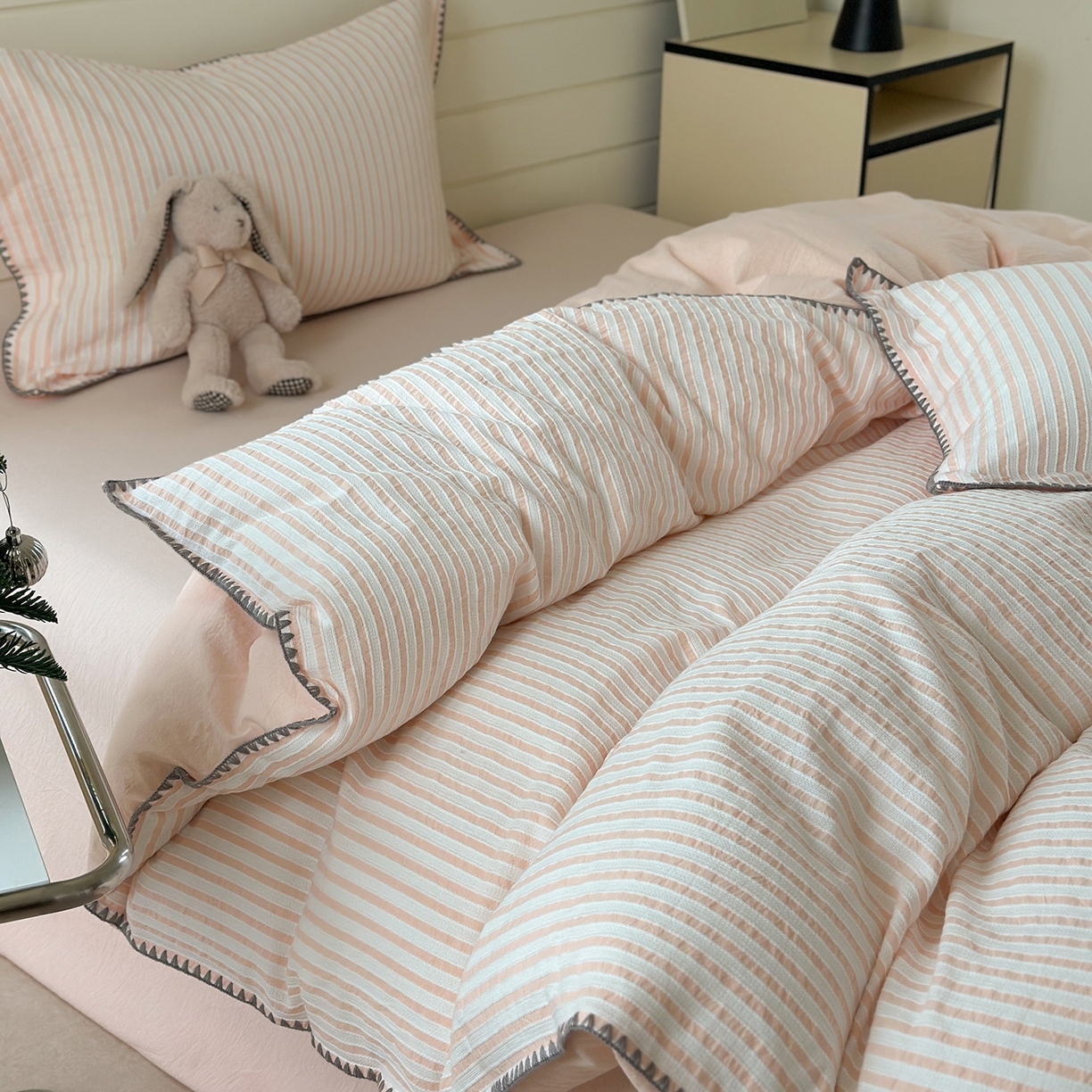 91家纺网 家纺一手货源 找家纺 琳可家居 2025新款色织全棉四件套-条纹系列 条纹-蔷薇粉