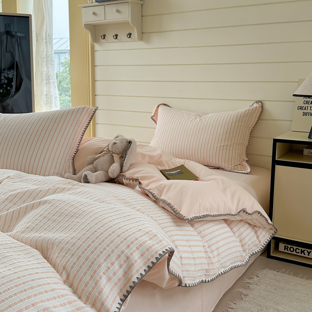 91家纺网 家纺一手货源 找家纺 琳可家居 2025新款色织全棉四件套-条纹系列 条纹-蔷薇粉