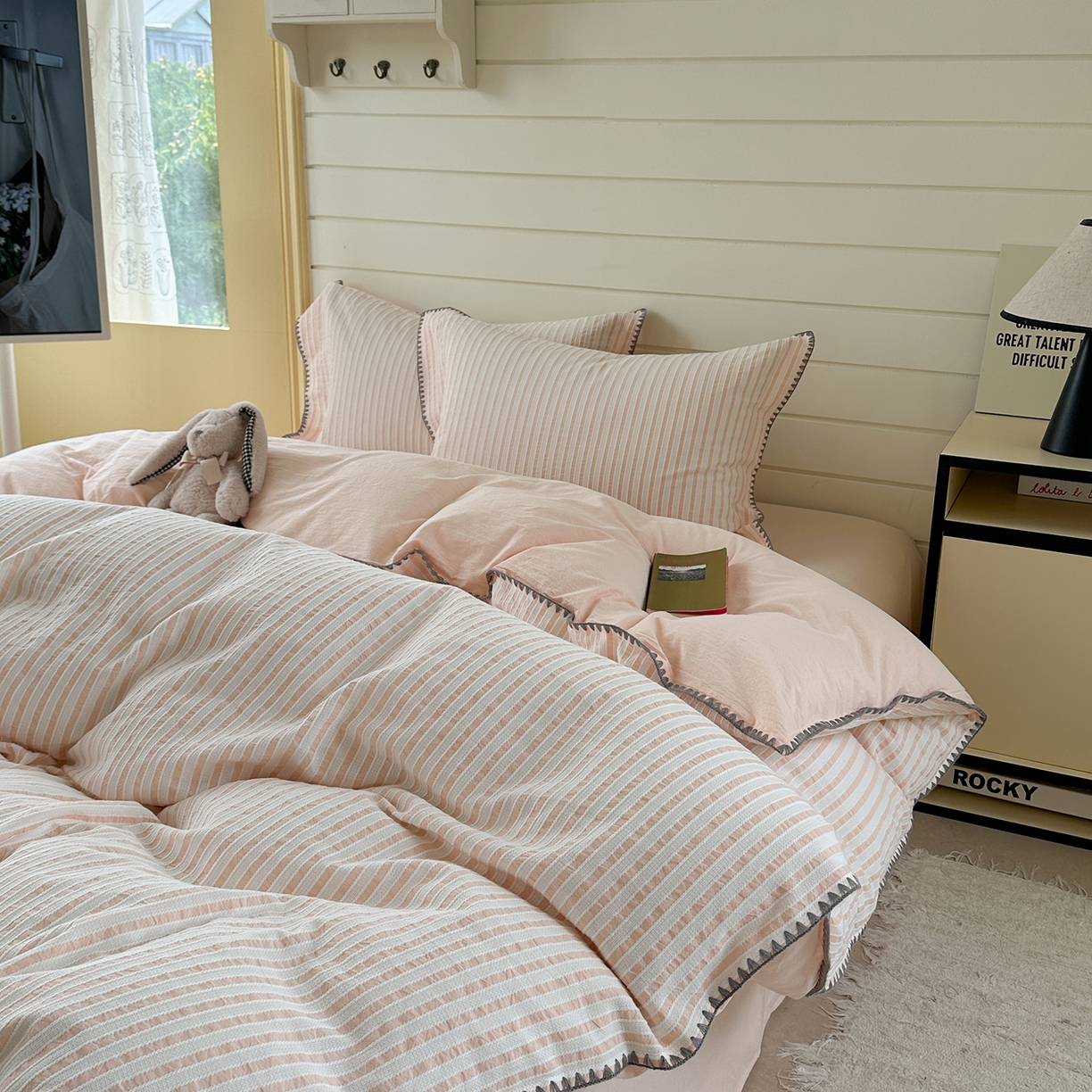 91家纺网 家纺一手货源 找家纺 琳可家居 2025新款色织全棉四件套-条纹系列 条纹-蔷薇粉