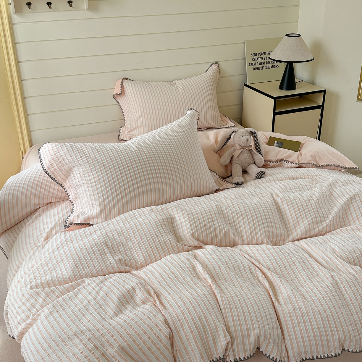 91家纺网 家纺一手货源 找家纺 琳可家居 2025新款色织全棉四件套-条纹系列 条纹-蔷薇粉