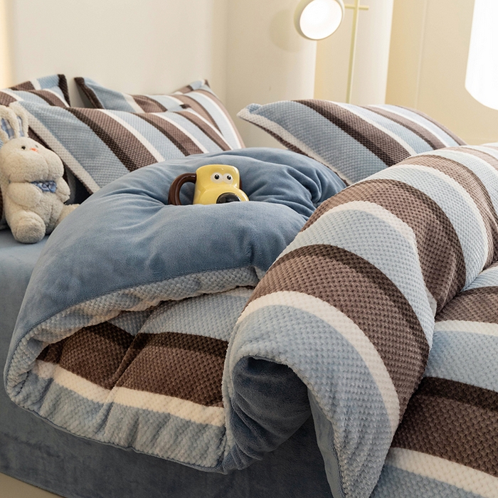 91家纺网 家纺一手货源 找家纺 倾慕家纺 2026新款立体菠萝格印花保暖单被套 自由蓝