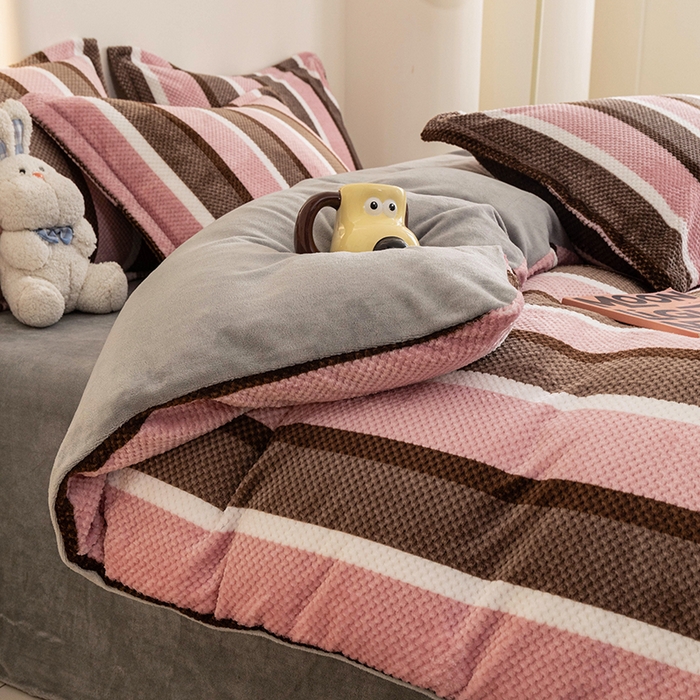 91家纺网 家纺一手货源 找家纺 倾慕家纺 2026新款立体菠萝格印花保暖四件套 自由粉