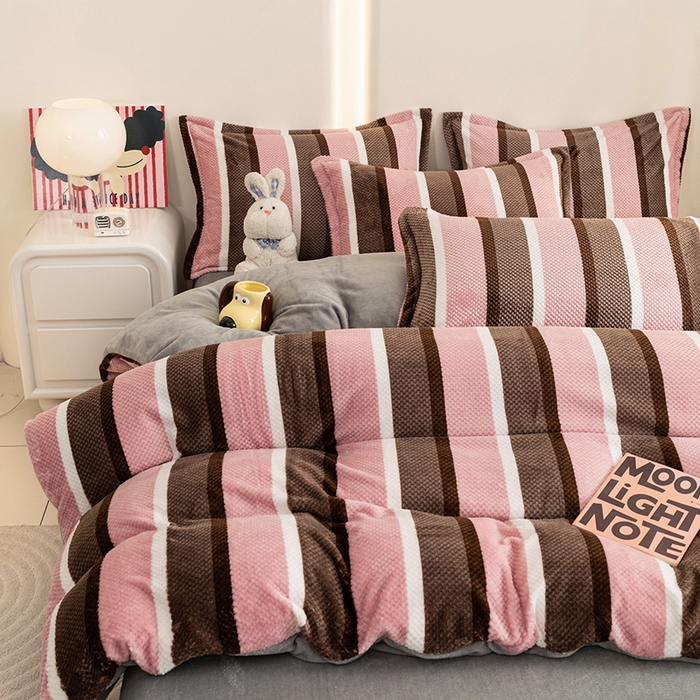 91家纺网 家纺一手货源 找家纺 倾慕家纺 2026新款立体菠萝格印花保暖四件套 自由粉