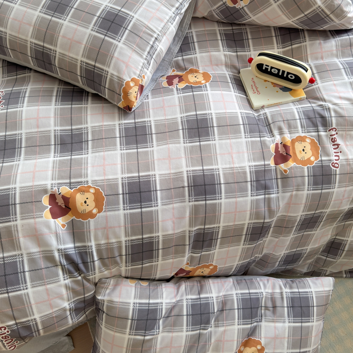 91家纺网 家纺一手货源 找家纺 清雅福 2026春夏新品全棉13070萌趣系列单被套 森林日记-灰格