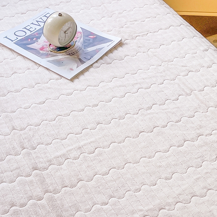 91家纺网 家纺一手货源 找家纺 （总）木兰花 2025新款纯色雕花全消光牛奶绒 床盖款四件套-铃兰意象系列