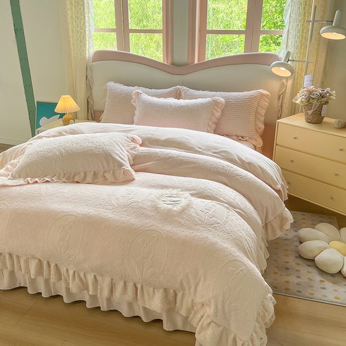 91家纺网 家纺一手货源 找家纺 （总）木兰花 2025新款纯色雕花全消光牛奶绒 床盖款四件套-铃兰意象系列