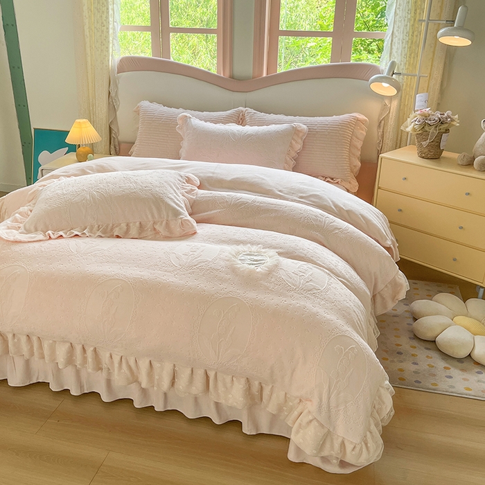 91家纺网 家纺一手货源 找家纺 （总）木兰花 2025新款纯色雕花全消光牛奶绒 床盖款四件套-铃兰意象系列