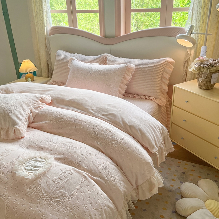 91家纺网 家纺一手货源 找家纺 （总）木兰花 2025新款纯色雕花全消光牛奶绒 床盖款四件套-铃兰意象系列